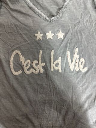 Camiseta C'est la vie gris