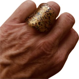 Anillo grande fantasía dorado multicolor