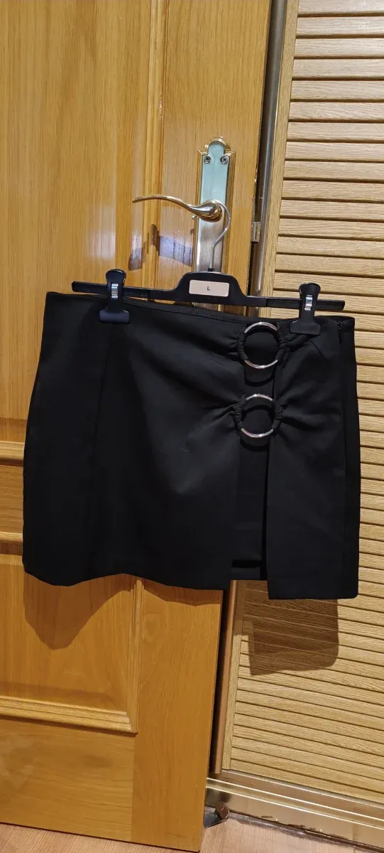 Falda negra con anillas metálicas