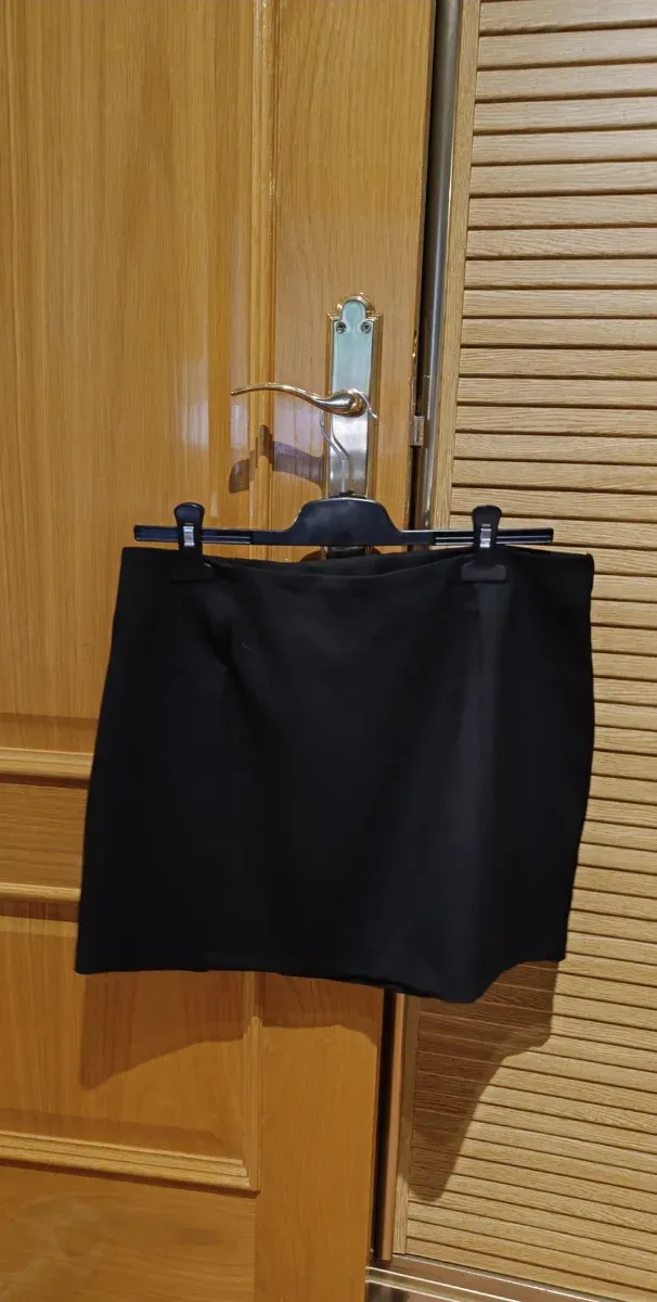 Falda negra con anillas metálicas