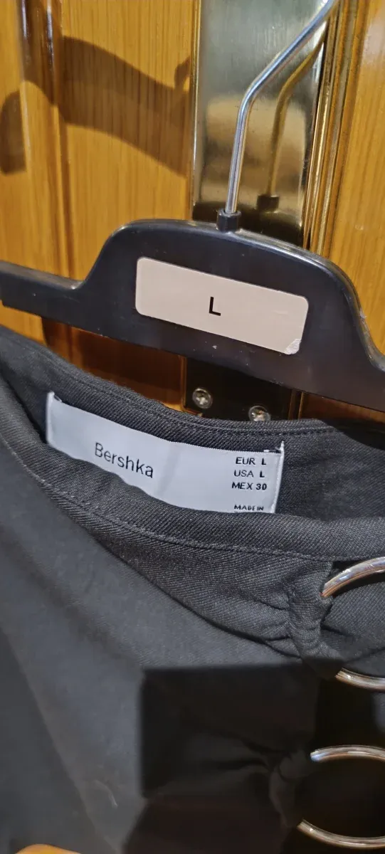 Falda negra con anillas metálicas