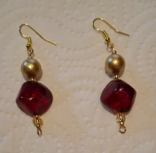 Pendientes dorados y burdeos