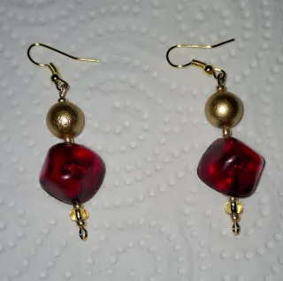 Pendientes dorados y burdeos