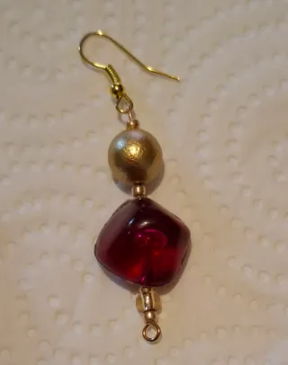 Pendientes dorados y burdeos