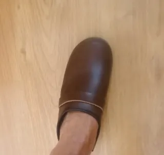 Zuecos de madera marrones