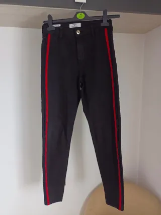Pantalón vaquero negro Bershka con raya roja