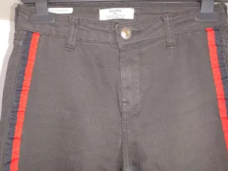 Pantalón vaquero negro Bershka con raya roja