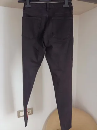 Pantalón vaquero negro Bershka con raya roja