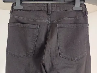 Pantalón vaquero negro Bershka con raya roja