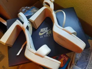 Sandalias Stradivarius Beige  tacón de 10cm.