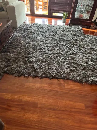 Tappetino grigio pelo lungo morbido e caldo