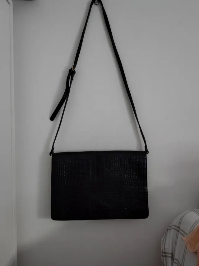Bolso bandolera negro efecto piel