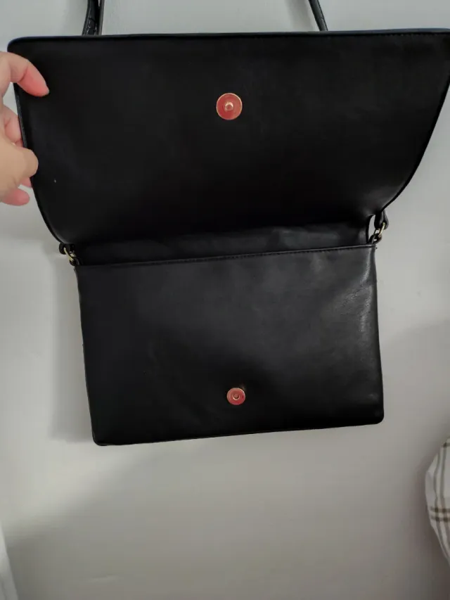 Bolso bandolera negro efecto piel