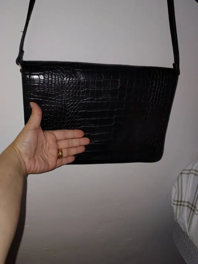 Bolso bandolera negro efecto piel