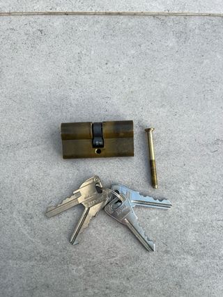 Bombín de puerta con 4 llaves. Largo de 6cm