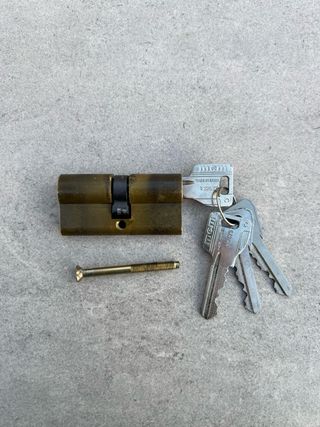 Bombín de puerta con 4 llaves. Largo de 6cm