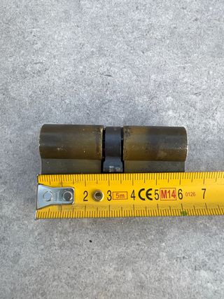 Bombín de puerta con 4 llaves. Largo de 6cm