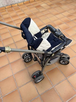 Carrito de bebé azul y blanco