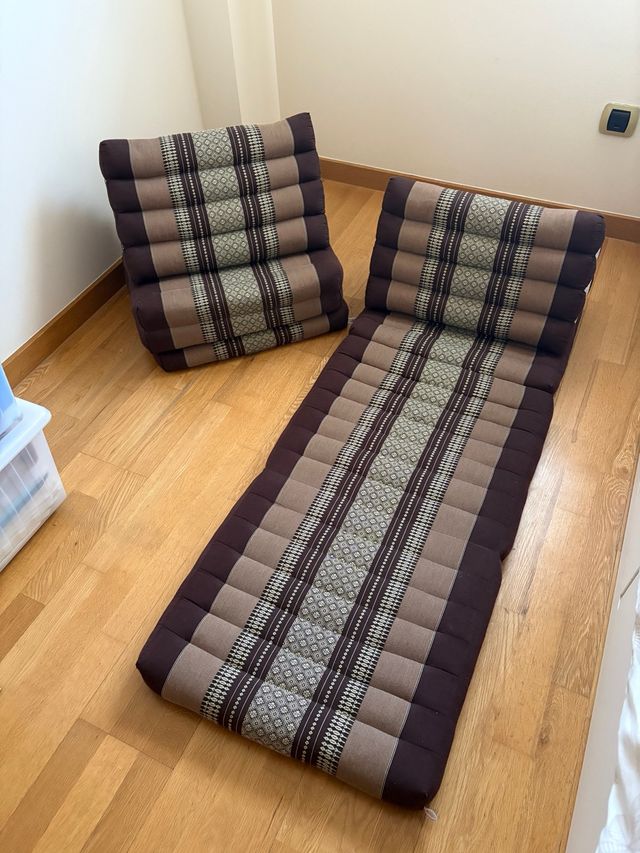 Set di due cuscini thailandesi triangolari