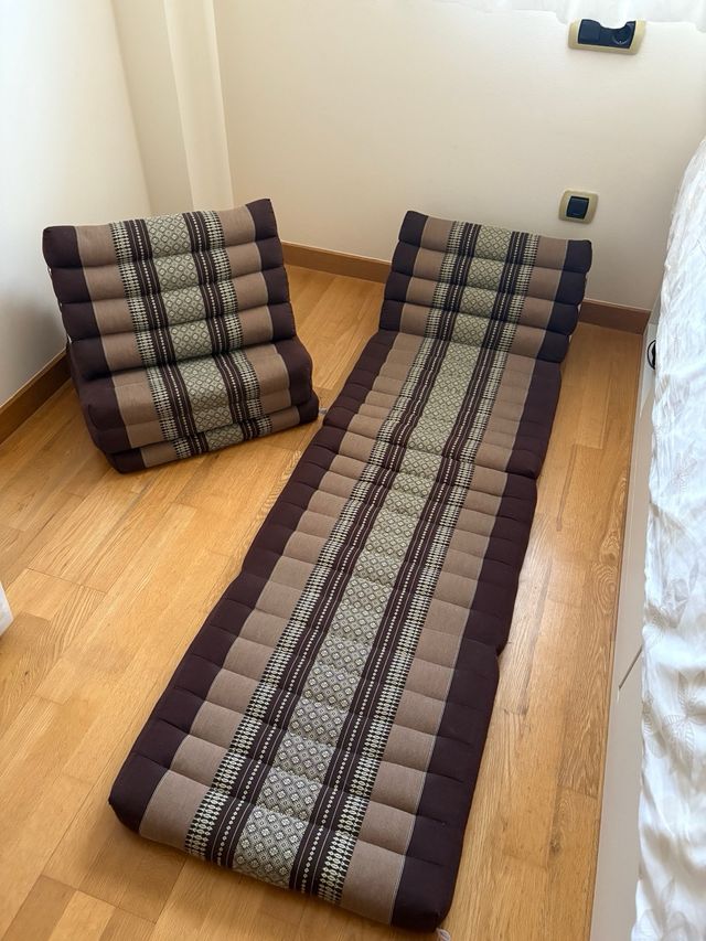 Set di due cuscini thailandesi triangolari