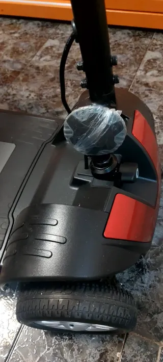 Silla de ruedas eléctrica para movilidad reducida.