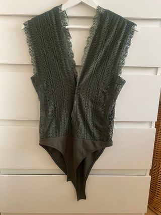 Body de encaje verde oliva