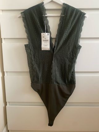 Body de encaje verde oliva