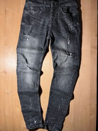 Pantalones vaqueros grises desgastados