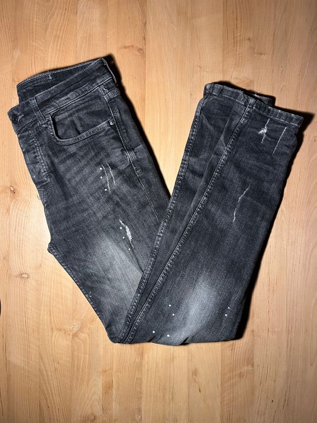 Pantalones vaqueros grises desgastados