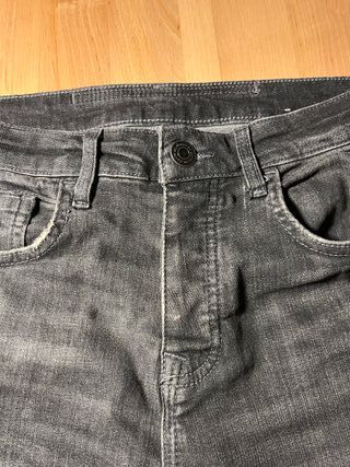 Pantalones vaqueros grises desgastados