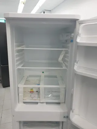 Nevera Indesit 1.74m x 54cm Nueva con Tara