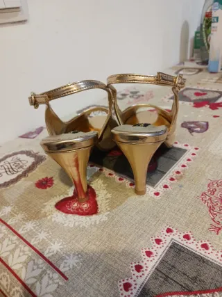 Zapatos de salón dorados mujer Marca Jaclin.