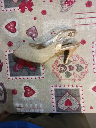 Zapatos de salón dorados mujer Marca Jaclin.