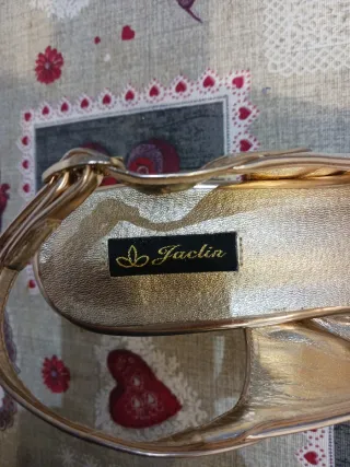 Zapatos de salón dorados mujer Marca Jaclin.