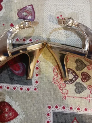 Zapatos de salón dorados mujer Marca Jaclin.