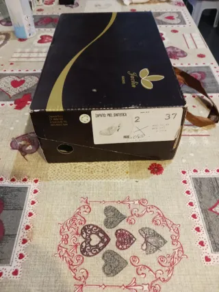 Zapatos de salón dorados mujer Marca Jaclin.