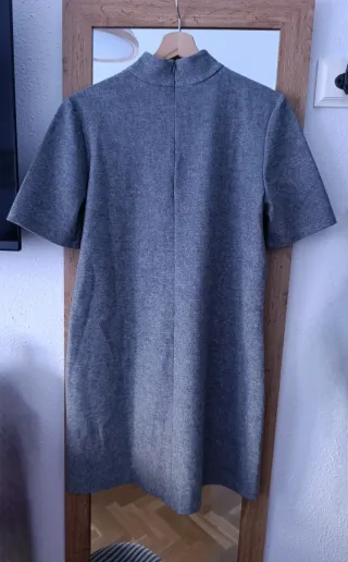 Vestido gris Zara cuello alto bolsillos.