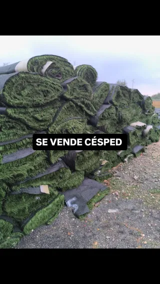 Césped artificial limpio de caucho