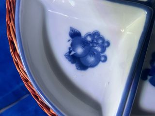 Fuente cerámica azul con base mimbre