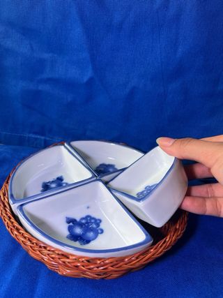 Fuente cerámica azul con base mimbre