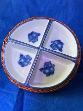 Fuente cerámica azul con base mimbre