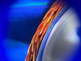 Fuente cerámica azul con base mimbre