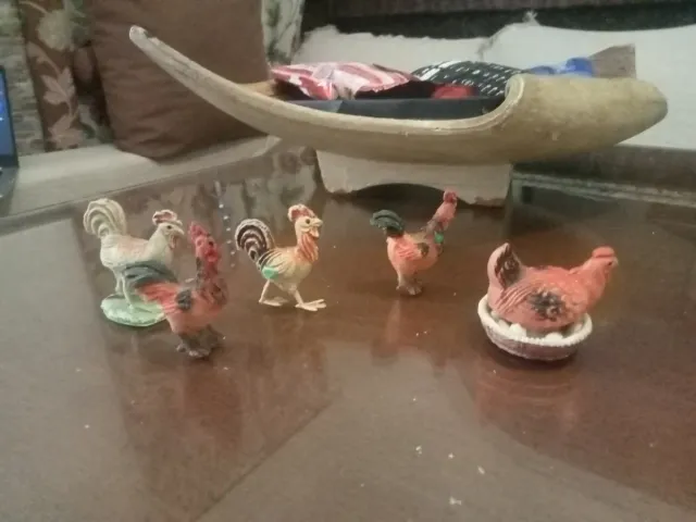 Figuras de gallos y gallinas para belenes