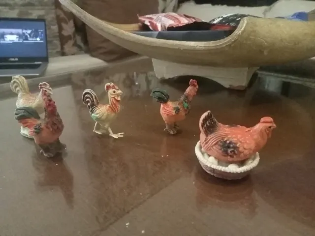 Figuras de gallos y gallinas para belenes