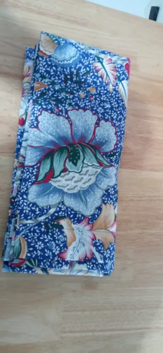 Mantel colorido flores tela con esquinas en inglet