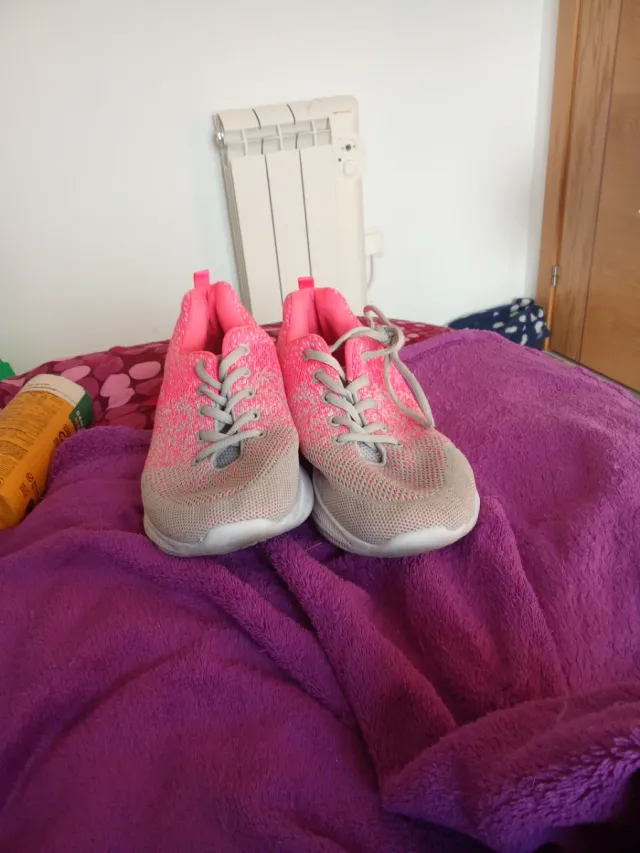 Zapatillas deportivas grises y rosas