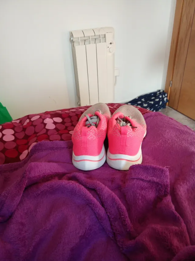 Zapatillas deportivas grises y rosas