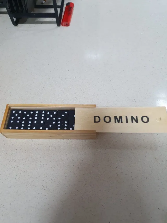 Juego de Dominó con Caja