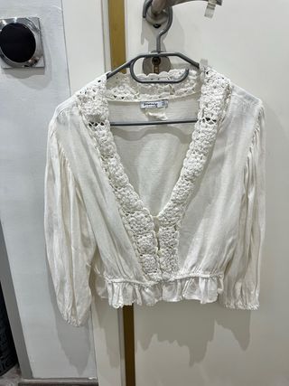 Blusa Stradivarius blanca con crochet