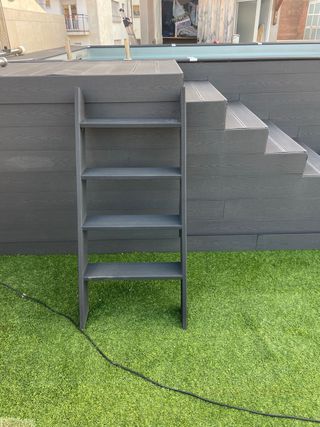 Escalera gris para piscina